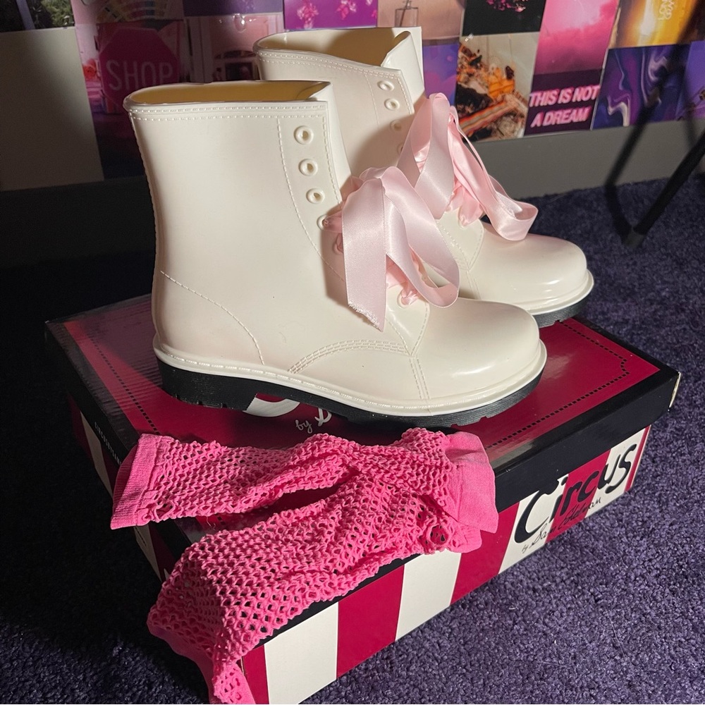 Boots - Picture 10 of 10